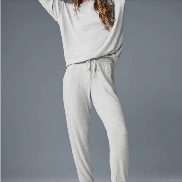 ALO Yoga Tops - Alo Yoga Soho Lounge Set Pullover & jogger Sweatpants Womens Medium gray